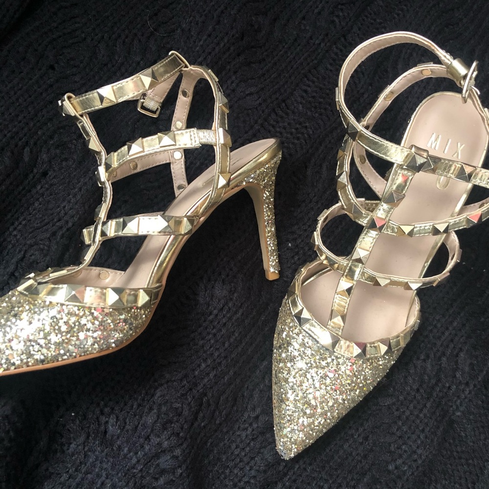 ✨Gold heels✨